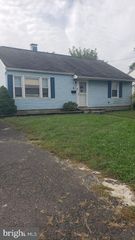 6 POINTVILLE RD, Pemberton, NJ 08068