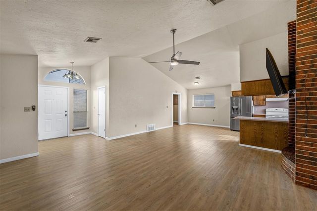 3904 SW Parkridge Blvd, Lawton, OK 73505