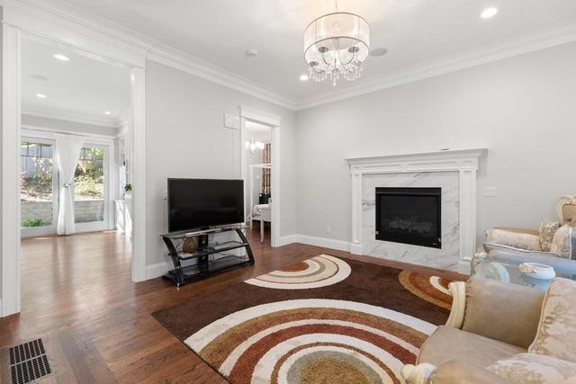 10 Fox Hill Rd, Newton, MA 02459