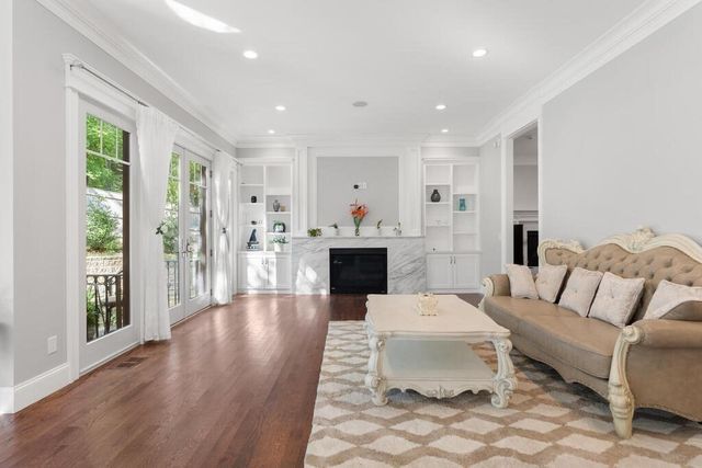 10 Fox Hill Rd, Newton, MA 02459