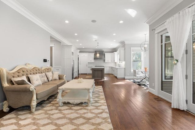 10 Fox Hill Rd, Newton, MA 02459