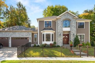 10 Fox Hill Rd, Newton, MA 02459