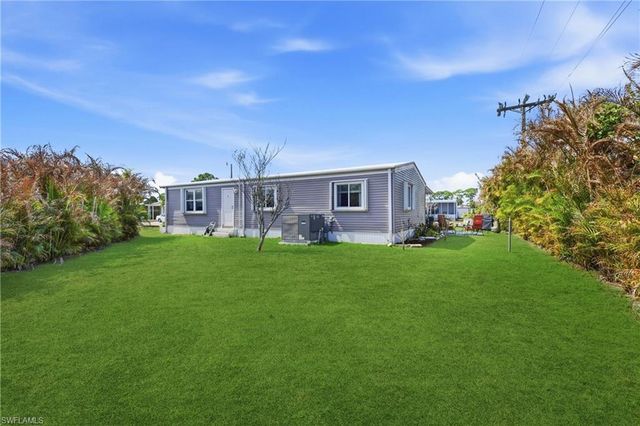 734 Knotty Pine CIR, North Fort Myers, FL 33917