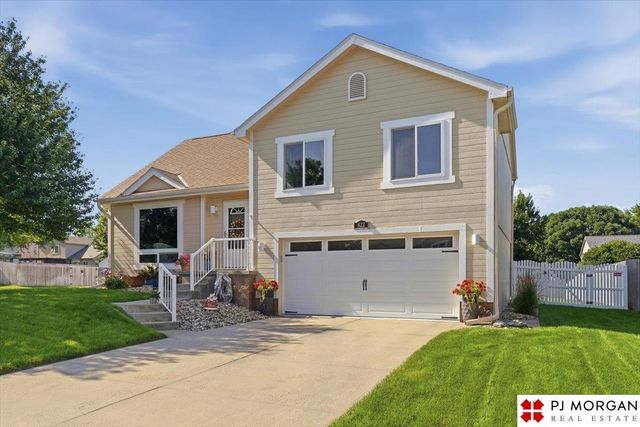 822 Clearwater Drive, Papillion, NE 68046