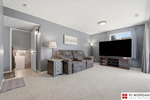 822 Clearwater Drive, Papillion, NE 68046