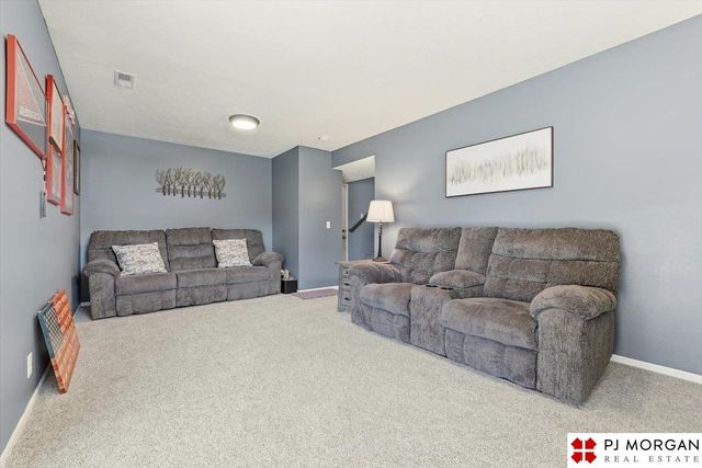 822 Clearwater Drive, Papillion, NE 68046