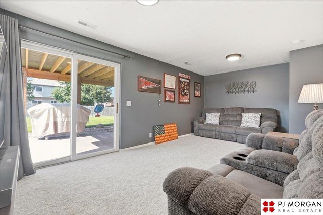 822 Clearwater Drive, Papillion, NE 68046