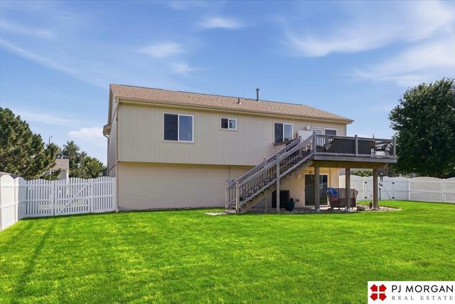 822 Clearwater Drive, Papillion, NE 68046