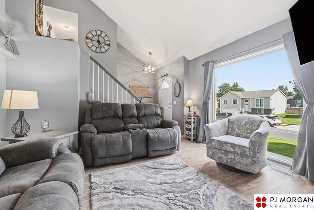 822 Clearwater Drive, Papillion, NE 68046