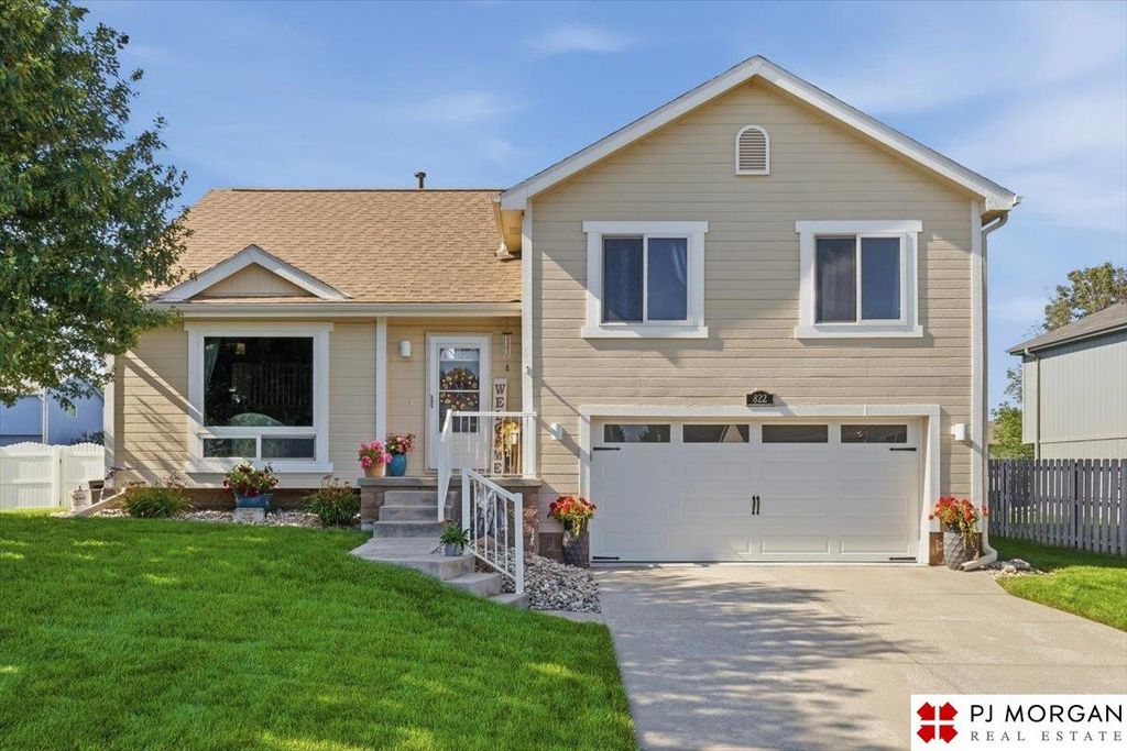 822 Clearwater Drive, Papillion, NE 68046