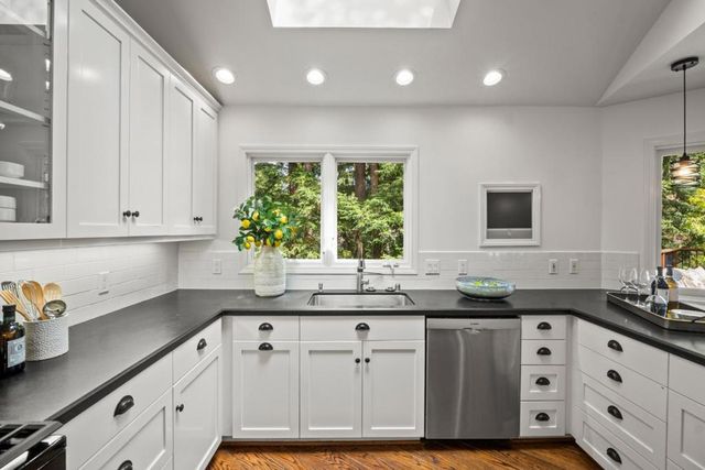 25 Woodhue Court, Redwood City, CA 94062