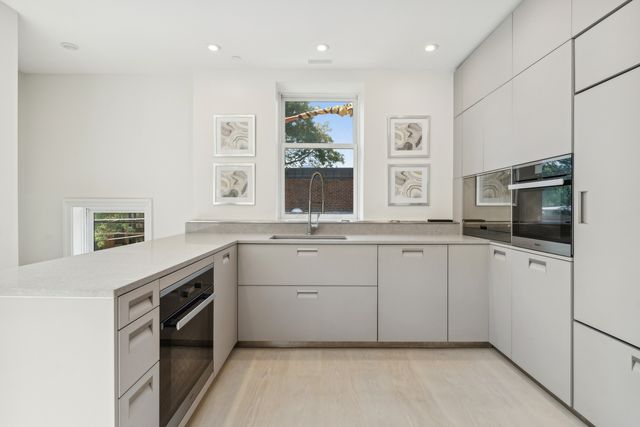 545 W Dickens Avenue, Chicago, IL 60614