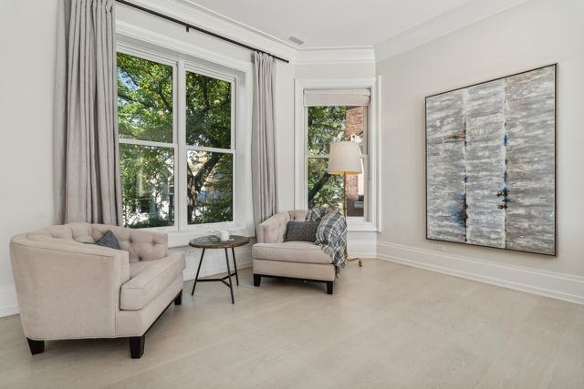 545 W Dickens Avenue, Chicago, IL 60614
