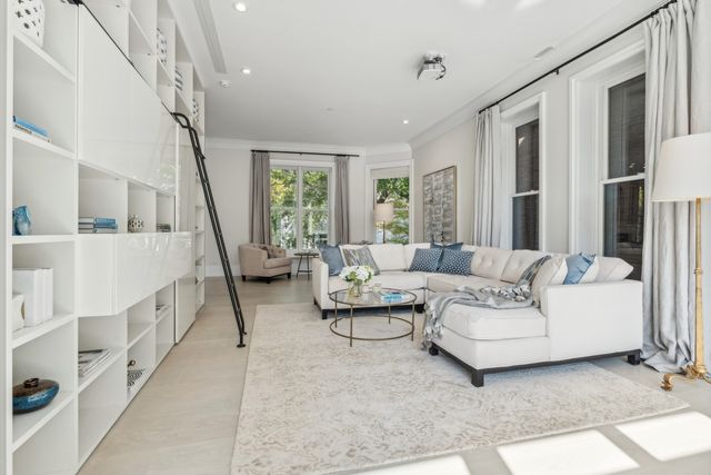 545 W Dickens Avenue, Chicago, IL 60614