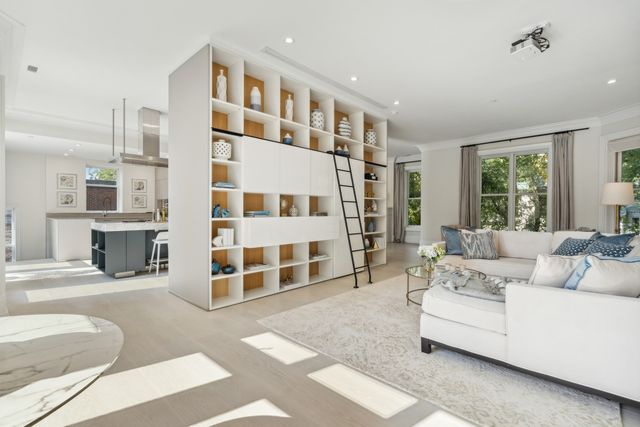 545 W Dickens Avenue, Chicago, IL 60614