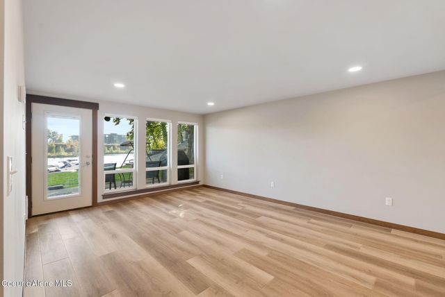 720 N Third AVE, APT 9, Sandpoint, ID 83864