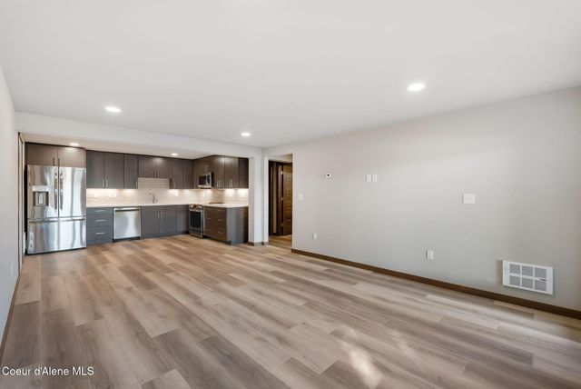 720 N Third AVE, APT 9, Sandpoint, ID 83864