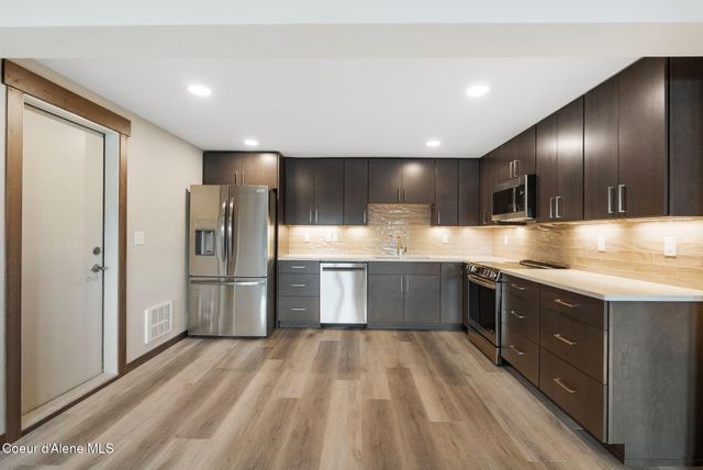 720 N Third AVE, APT 9, Sandpoint, ID 83864