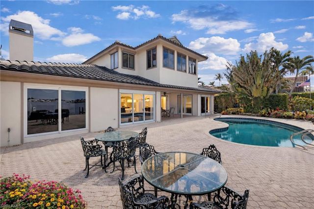 1535 Dolphin LN, Naples, FL 34102