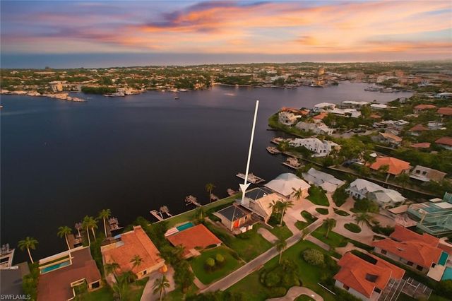 1535 Dolphin LN, Naples, FL 34102