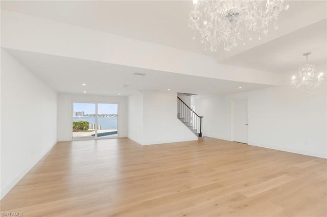 1535 Dolphin LN, Naples, FL 34102