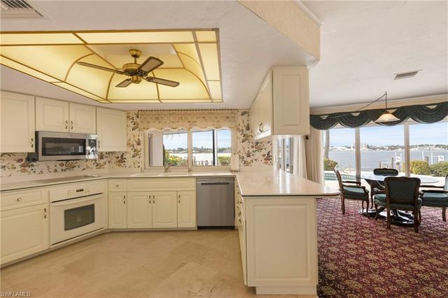 1535 Dolphin LN, Naples, FL 34102