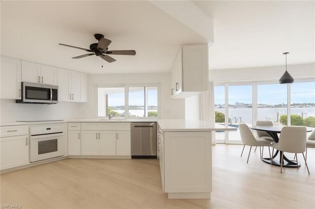 1535 Dolphin LN, Naples, FL 34102