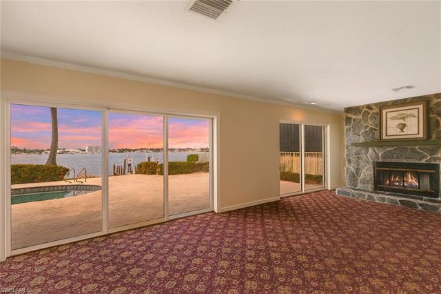 1535 Dolphin LN, Naples, FL 34102