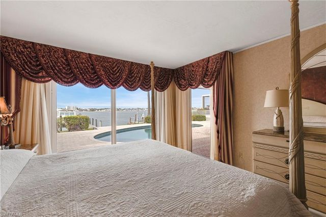 1535 Dolphin LN, Naples, FL 34102