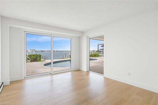 1535 Dolphin LN, Naples, FL 34102