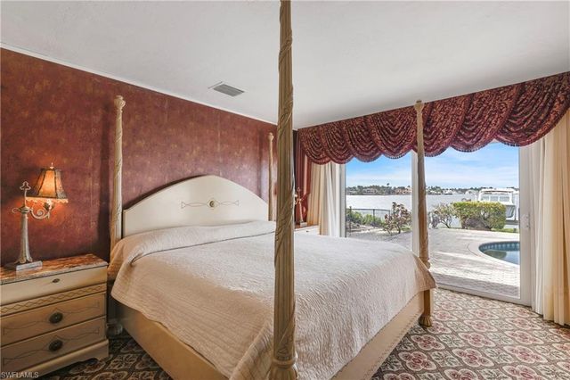 1535 Dolphin LN, Naples, FL 34102