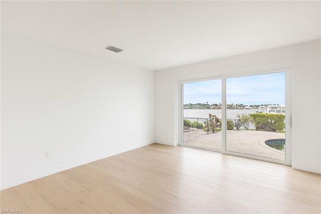 1535 Dolphin LN, Naples, FL 34102