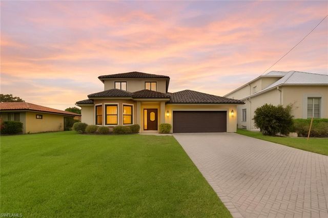 1535 Dolphin LN, Naples, FL 34102