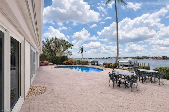 1535 Dolphin LN, Naples, FL 34102