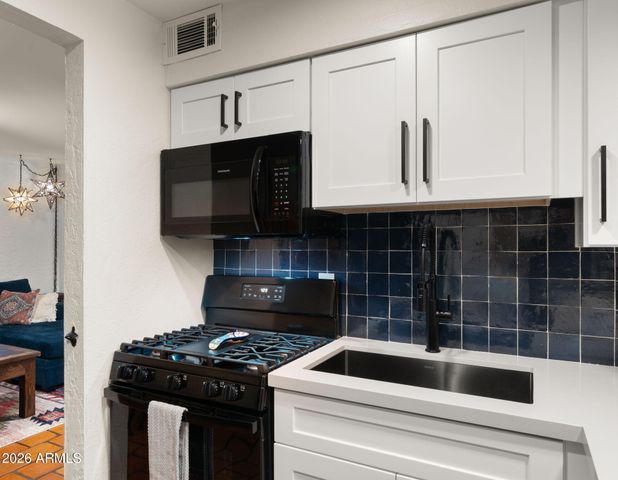 6950 E EARLL Drive, Scottsdale, AZ 85251