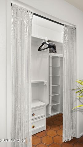 6950 E EARLL Drive, Scottsdale, AZ 85251