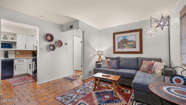 6950 E EARLL Drive, Scottsdale, AZ 85251