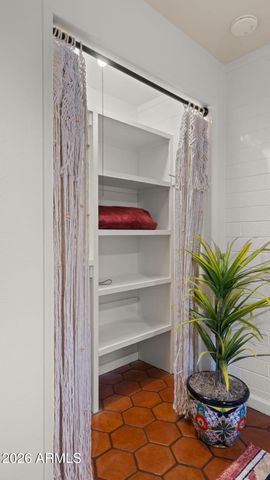 6950 E EARLL Drive, Scottsdale, AZ 85251