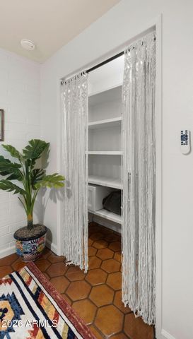 6950 E EARLL Drive, Scottsdale, AZ 85251