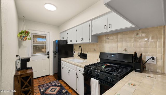 6950 E EARLL Drive, Scottsdale, AZ 85251