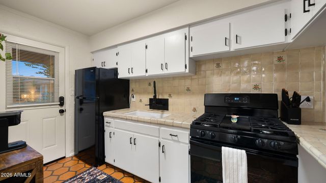 6950 E EARLL Drive, Scottsdale, AZ 85251