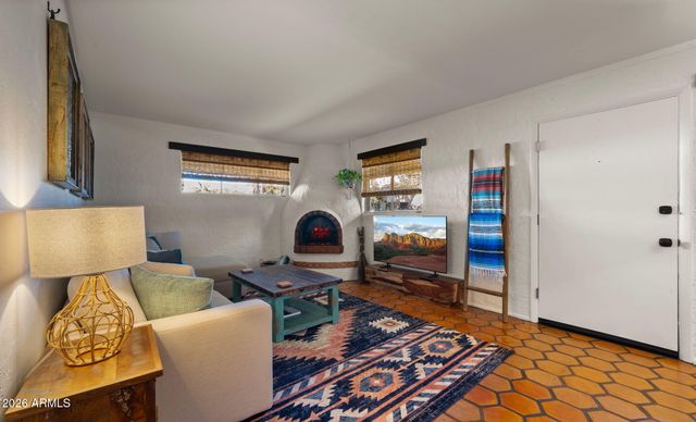 6950 E EARLL Drive, Scottsdale, AZ 85251