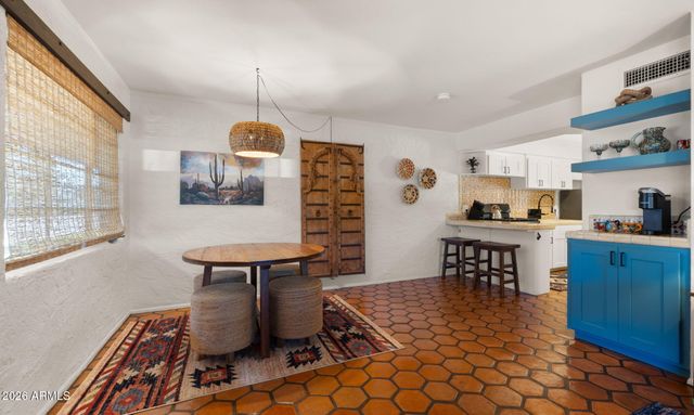 6950 E EARLL Drive, Scottsdale, AZ 85251