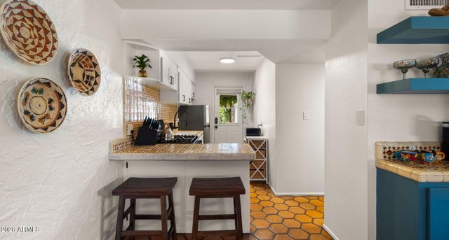 6950 E EARLL Drive, Scottsdale, AZ 85251