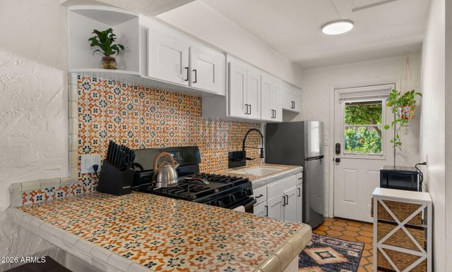 6950 E EARLL Drive, Scottsdale, AZ 85251