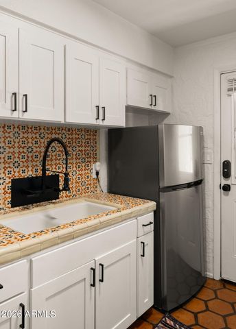 6950 E EARLL Drive, Scottsdale, AZ 85251