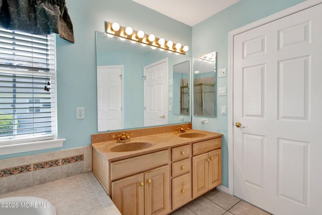 52 Skyline Drive, Lakewood, NJ 08701