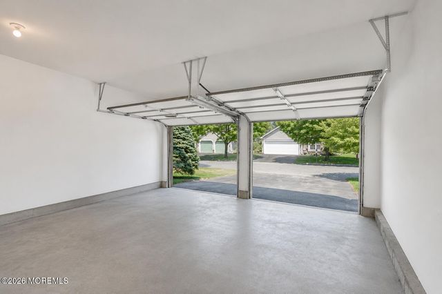 52 Skyline Drive, Lakewood, NJ 08701