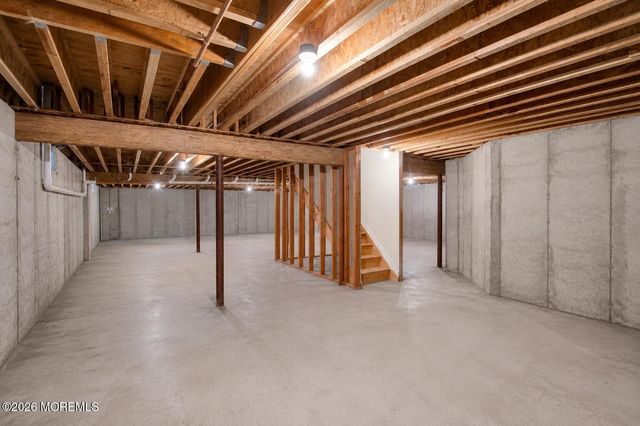 52 Skyline Drive, Lakewood, NJ 08701
