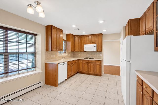 52 Skyline Drive, Lakewood, NJ 08701